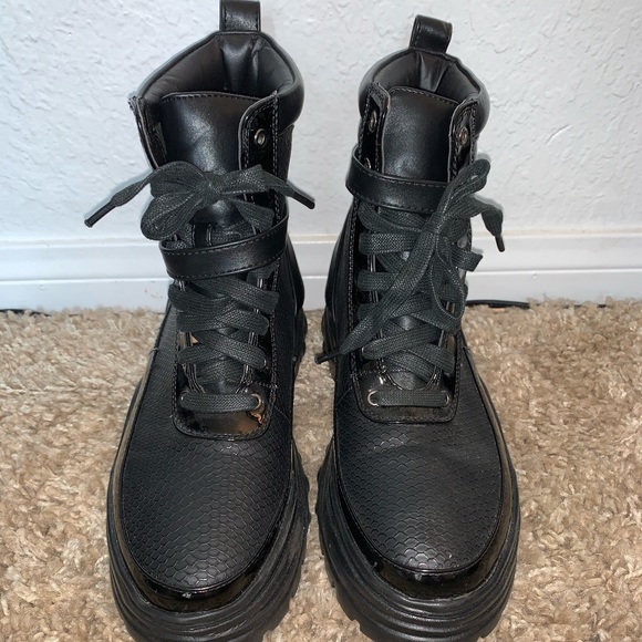 Simmi Shoes combat boot - NEVER BEEN WORN - Picture 2 of 3